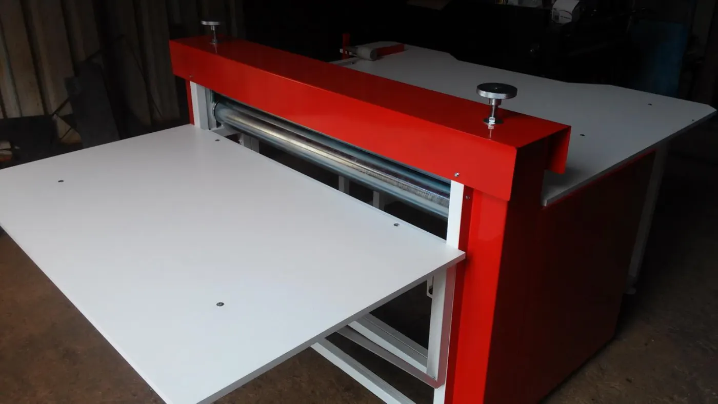 Box gluing machine, view of the glue application rollers