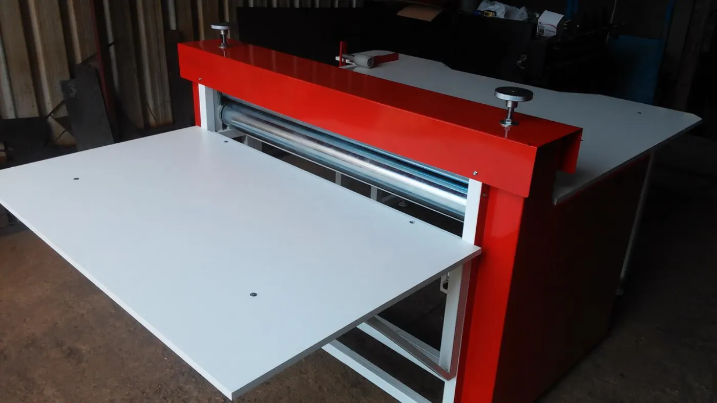Box gluing machine, outfeed with the pressing rollers