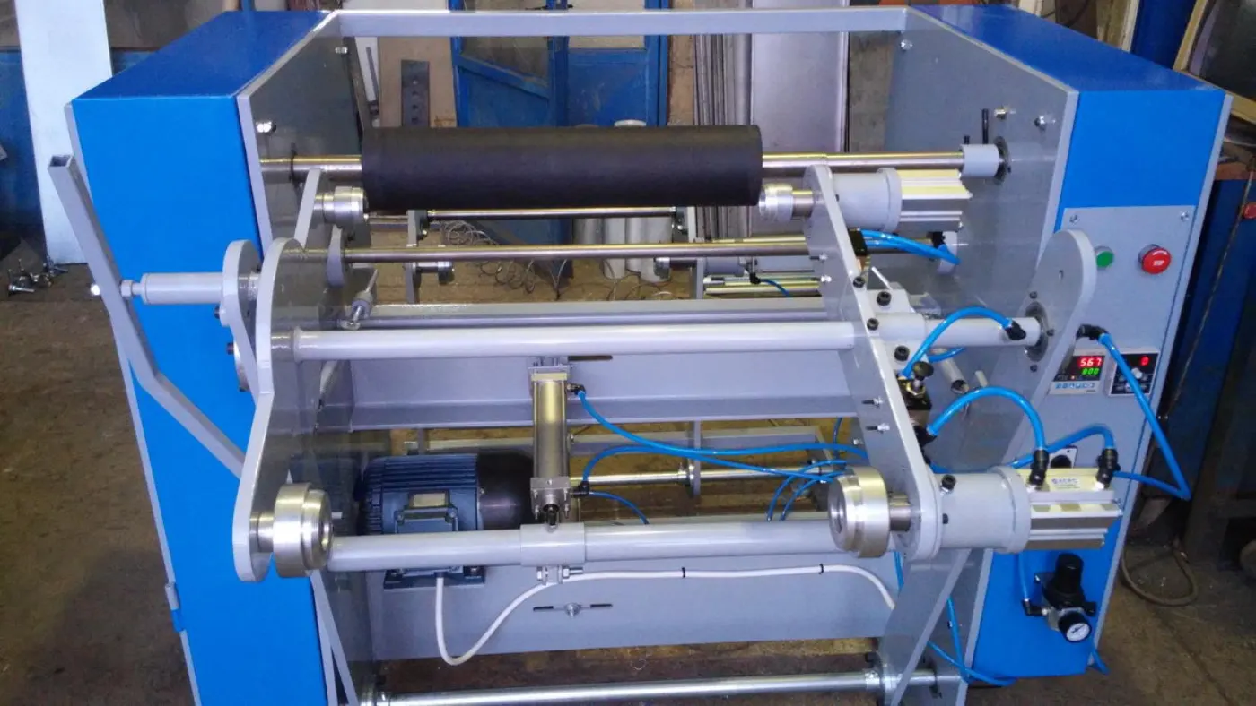 Stretch film rewinder, view of the roll clamping